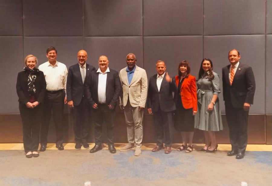 النائب منصور عباس يلتقي أعضاء لجنة الشؤون الخارجية في الكونغرس والقائم بأعمال السفير الأمريكي